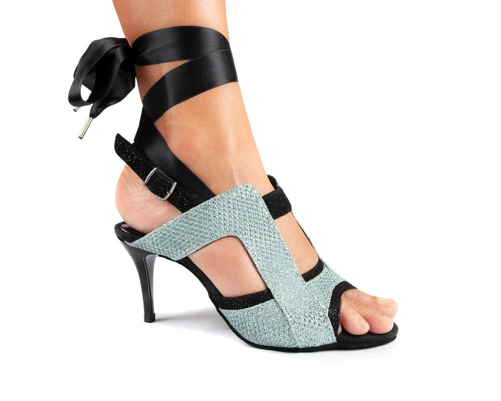 Nahaufnahme eines eleganten Fußes in Portdance PD604-Tanzschuhen mit leuchtend blauen Riemen und schwarzen Knöchelbändern.