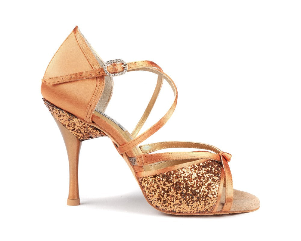 Die Tanzschuhe PD801 von Portdance in Bronze Dark Satin verfügen über hohe Absätze, glitzernde Riemen und Verzierungen.