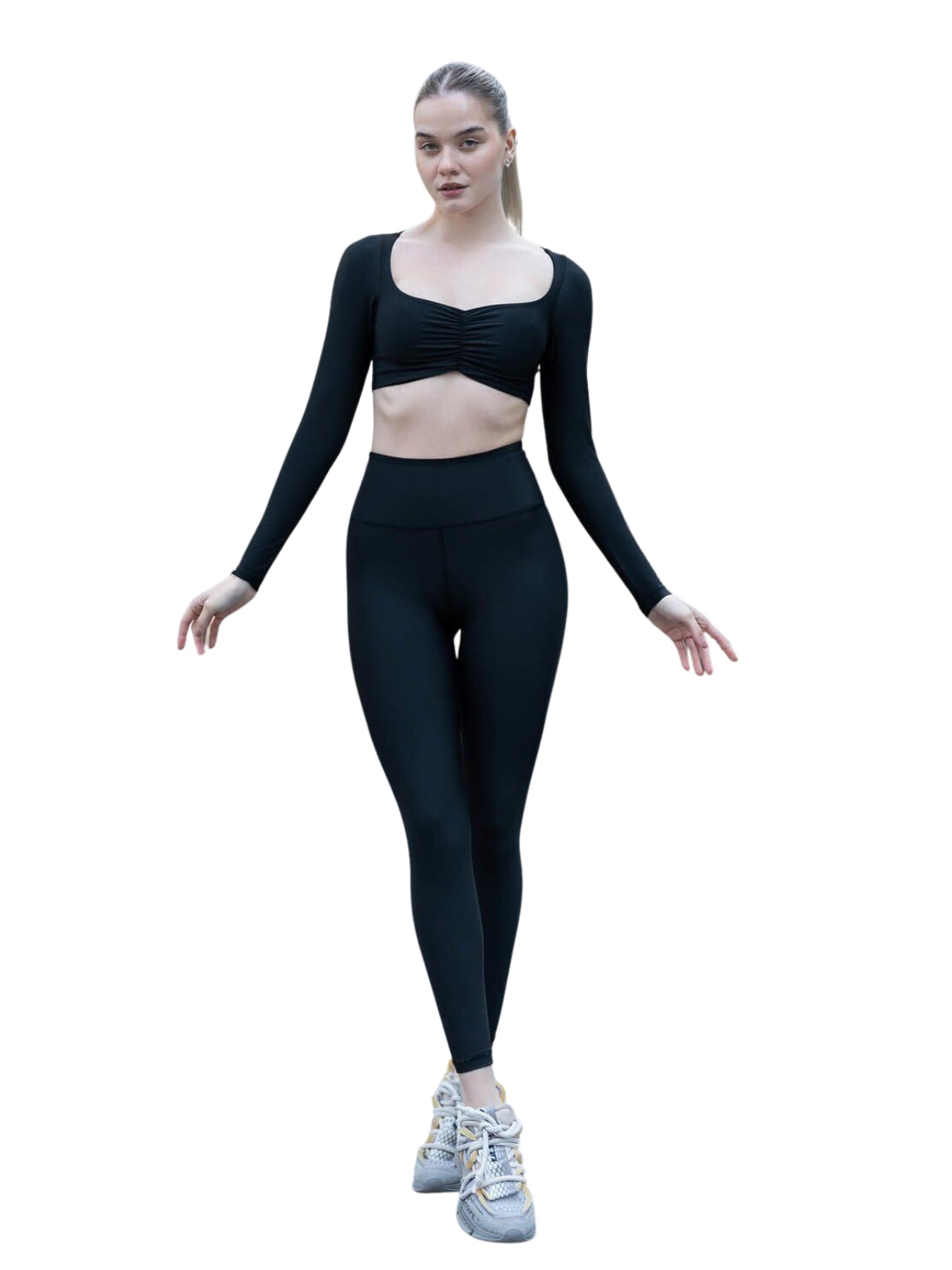 Person im schwarzen Langarmshirt 080 von Lismina, die sich selbstbewusst vor einem weißen Hintergrund bewegt.