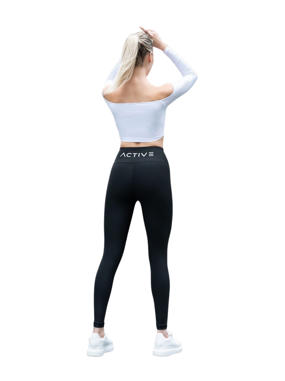 Eine Person in einer Yoga-Pose, die ein Comfortlux Off Shoulder Langarm-T-Shirt von Lismina und schwarze „ACTIVE“-Leggings trägt.