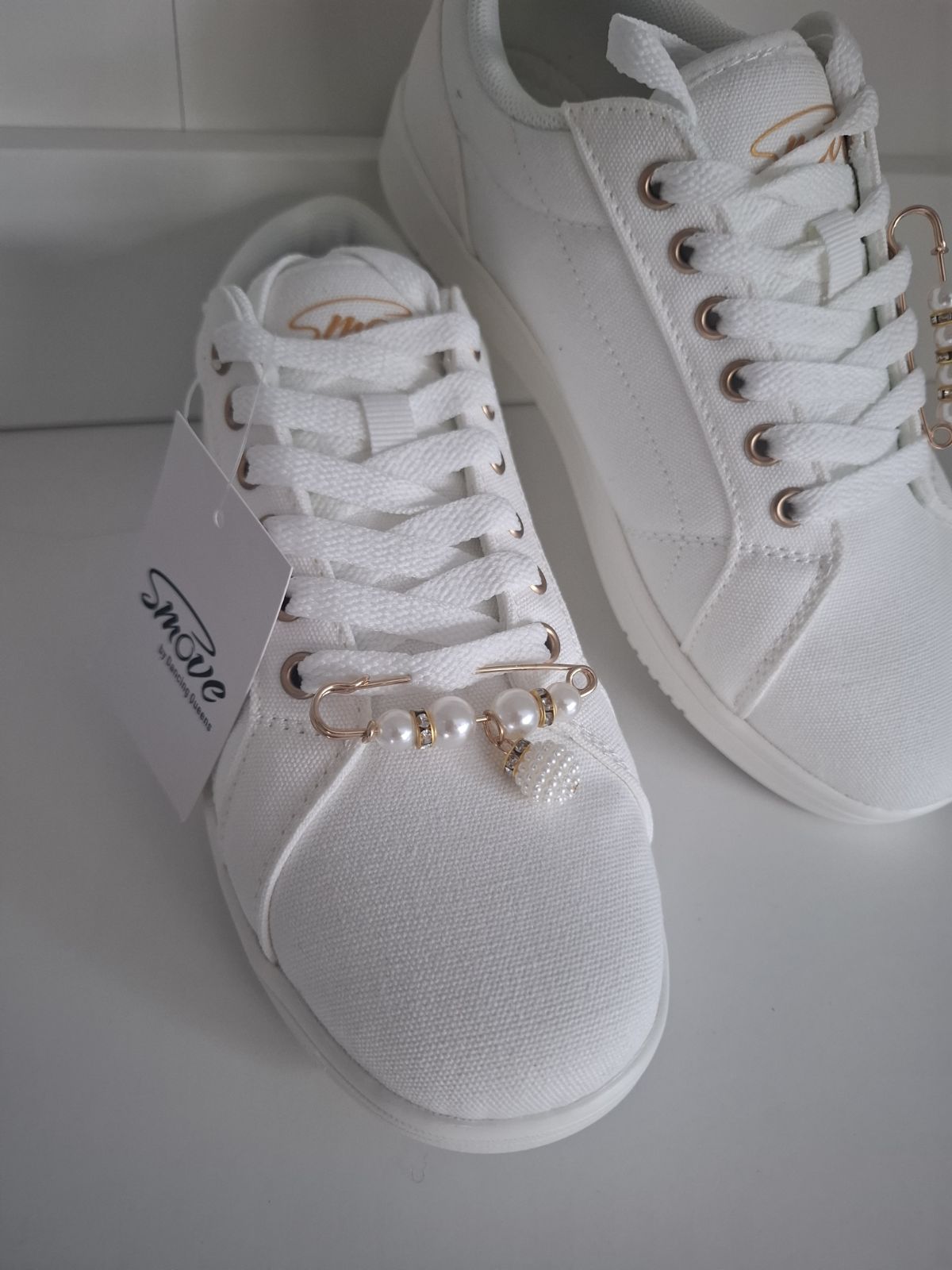 Dancing Queens Sicherheitsnadeln mit Perlen im Set – stilvolle Accessoires für Tanzoutfits.