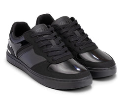 Fuego Low-Top Dance Sneakers x Derek Hough von Fuego Dance Shoes, schwarz mit glänzenden Zehenkappen und dicken Sohlen.