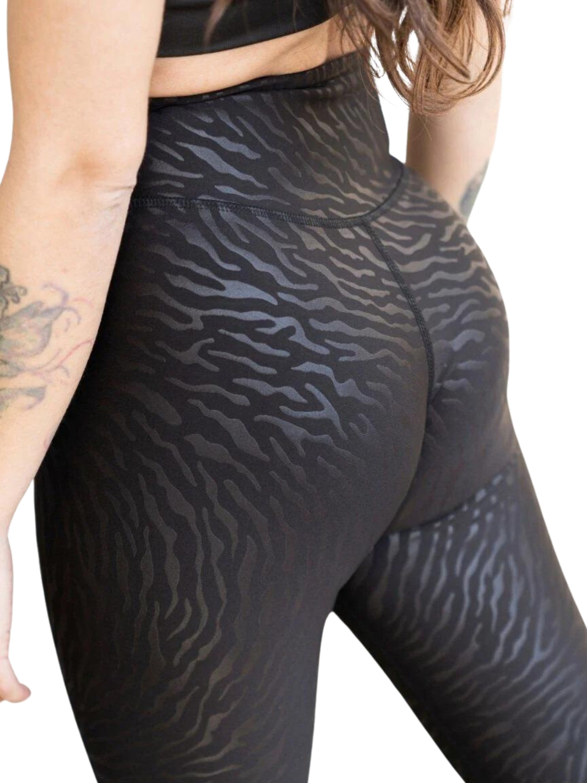 Nahaufnahme einer Person in Lisminas 1194 Leggings in Lederoptik, Schwarz, mit Zebramuster.