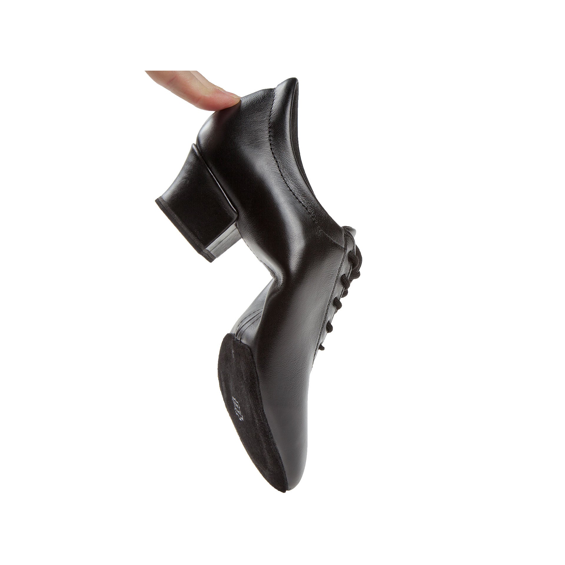 Die Hand hält Diamants 189 Leder-Tanzschuhe in Schwarz und zeigt den niedrigen Absatz und das Multiflex-Fußbett.