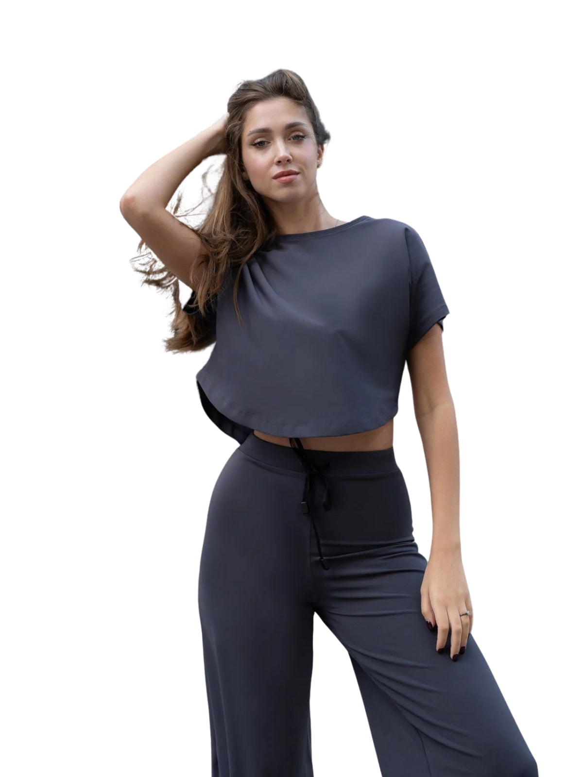 Person im Lismina 095 Yoga T-Shirt in Anthrazit, Hand auf dem Kopf, langes, wallendes Haar. Weißer Hintergrund sorgt für mehr Komfort.