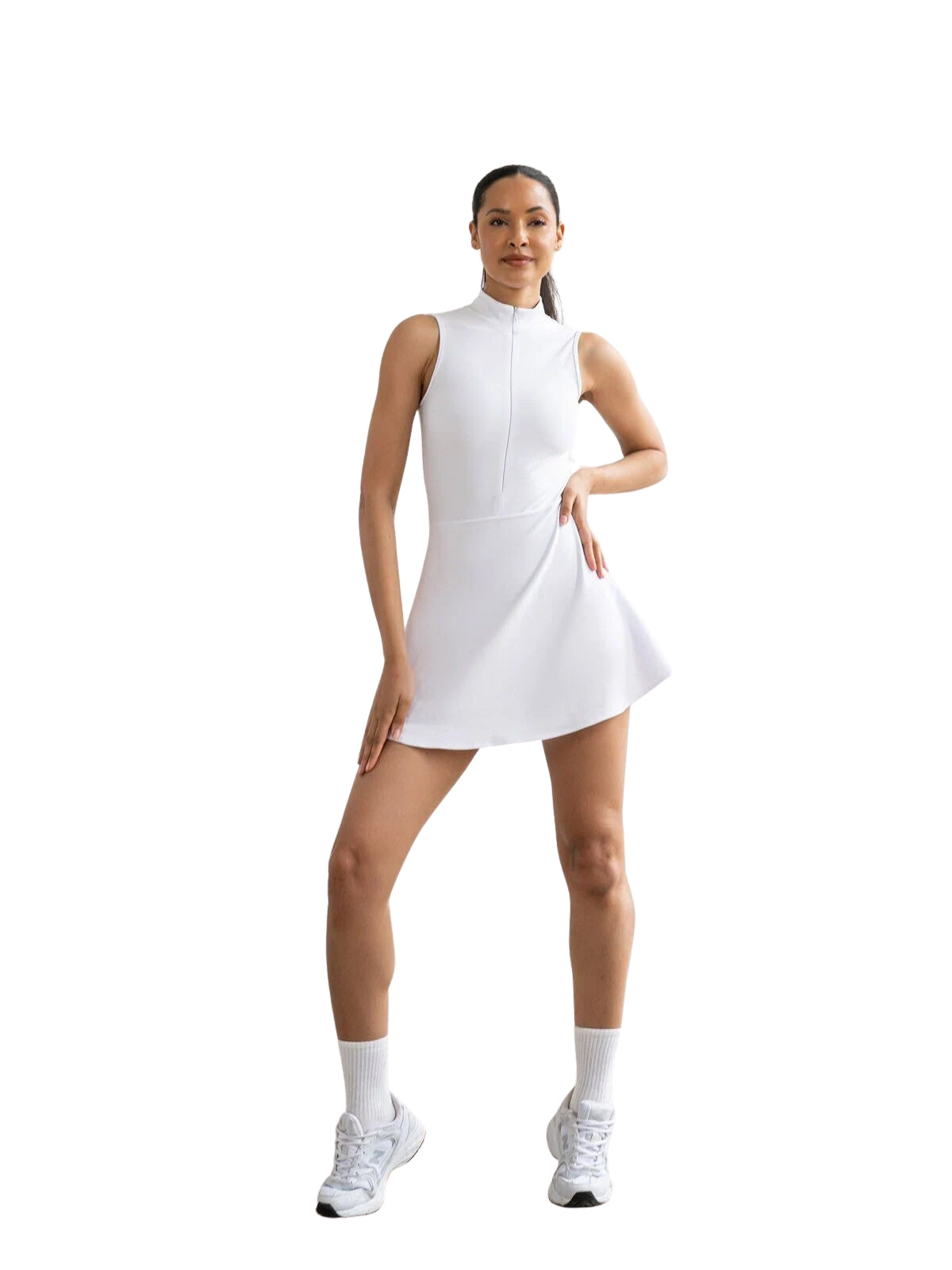 Frau im Lismina 3052 Jumpsuit in Weiß mit Rock-Look und integrierten Shorts vor weißem Hintergrund.