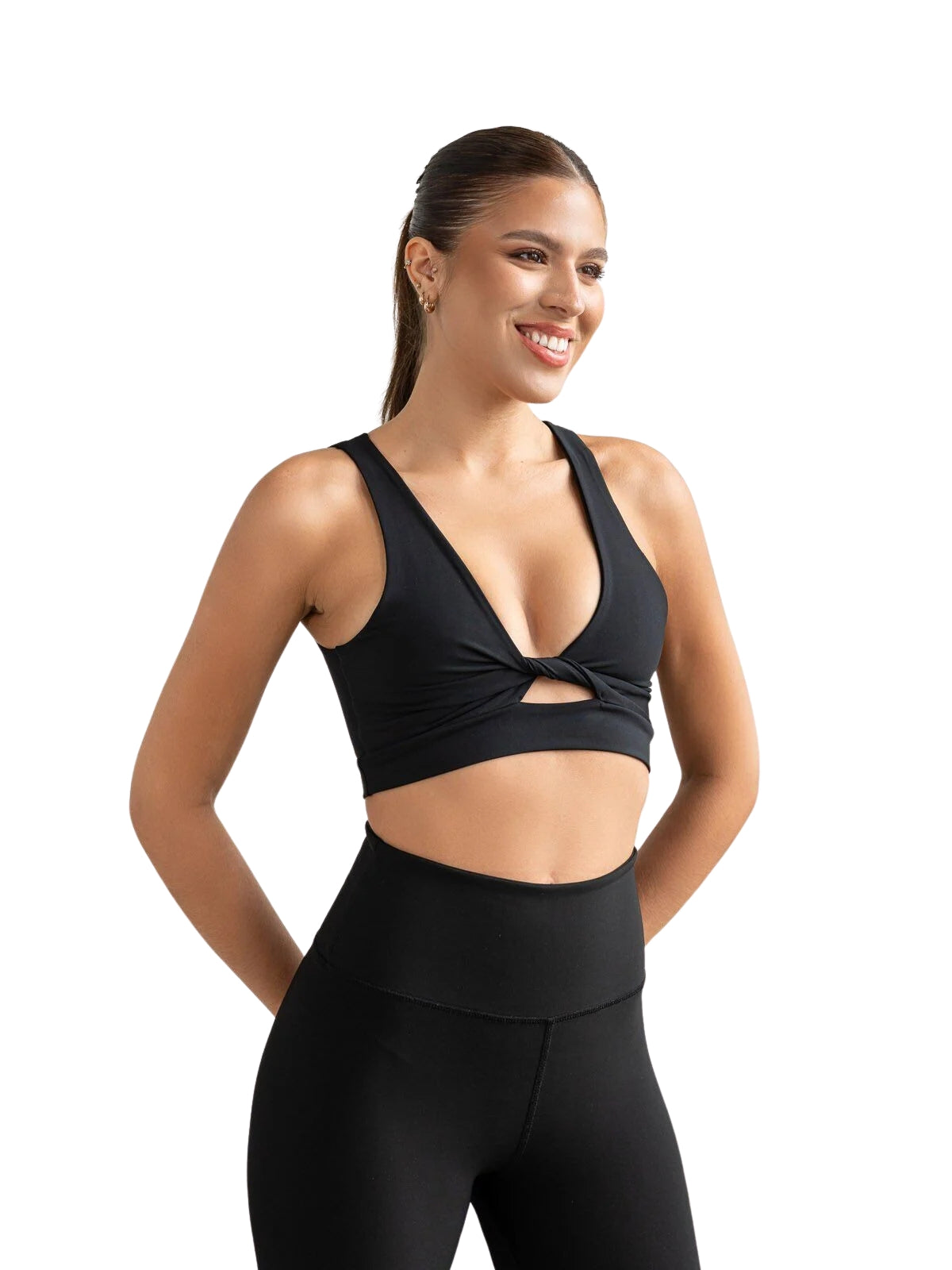 Frau trägt den Lismina 501 Sport-BH in Schwarz und lächelt selbstbewusst nach dem Yoga vor einem weißen Hintergrund.