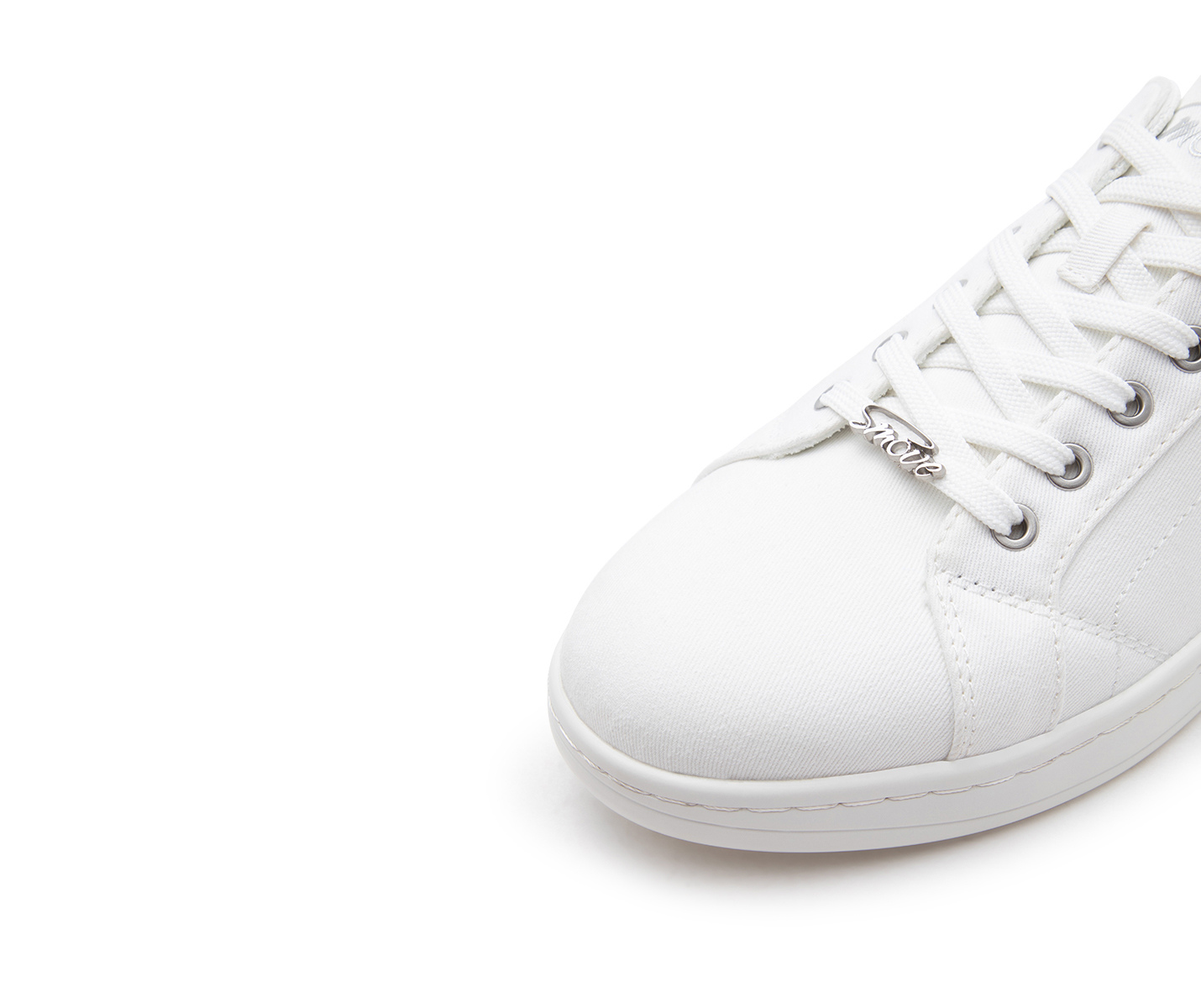 Nahaufnahme von Dancing Queens SMOVE Breeze Tanzsneaker in Weiss Canvas für Männer mit weißen Schnürsenkeln und Metallic-Label.