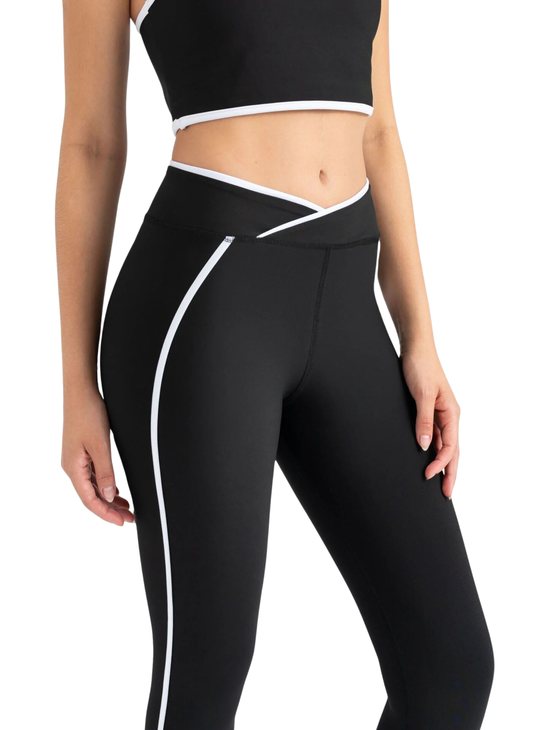 Frau trägt Lismina 556 V Line Sport Leggings in Schwarz und ein schwarzes Crop Top vor weißem Hintergrund.