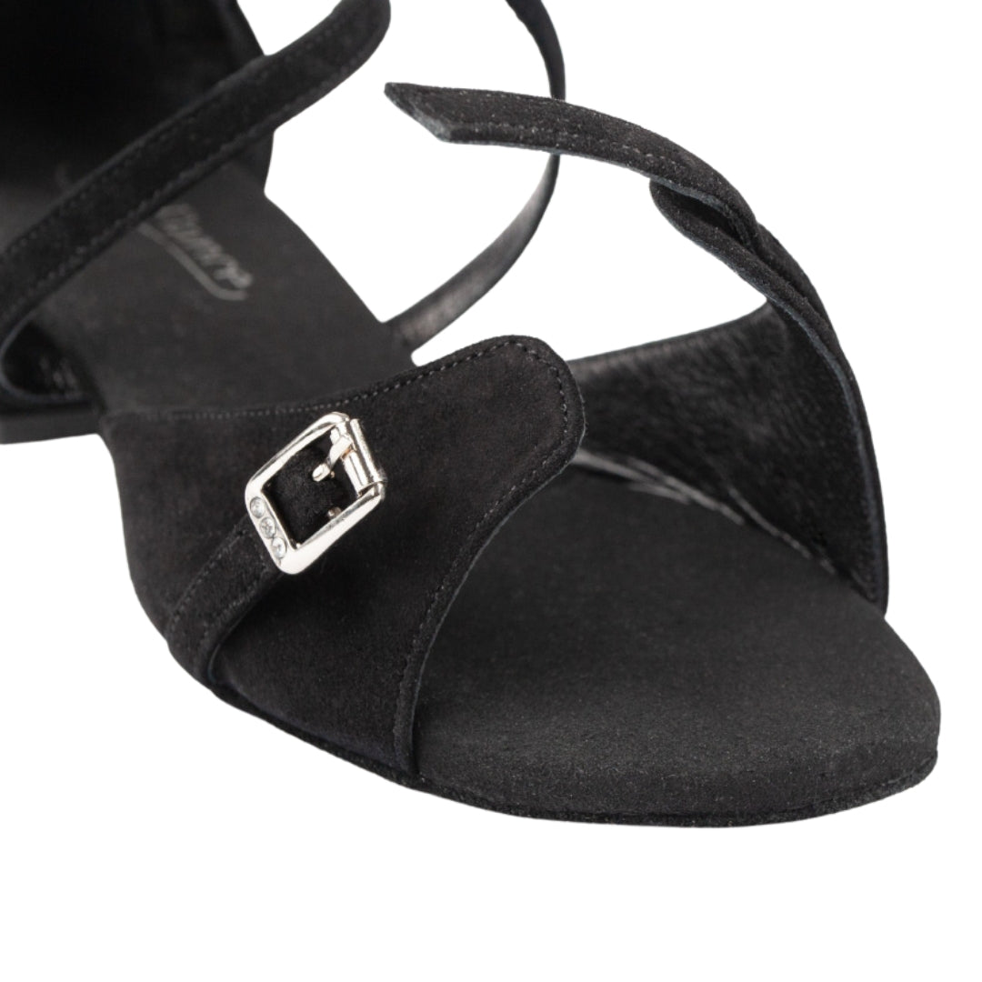 Nahaufnahme einer schwarzen Nubuk-Sandale Portdance PD636 mit silberner Schnalle und überkreuzten Riemen.