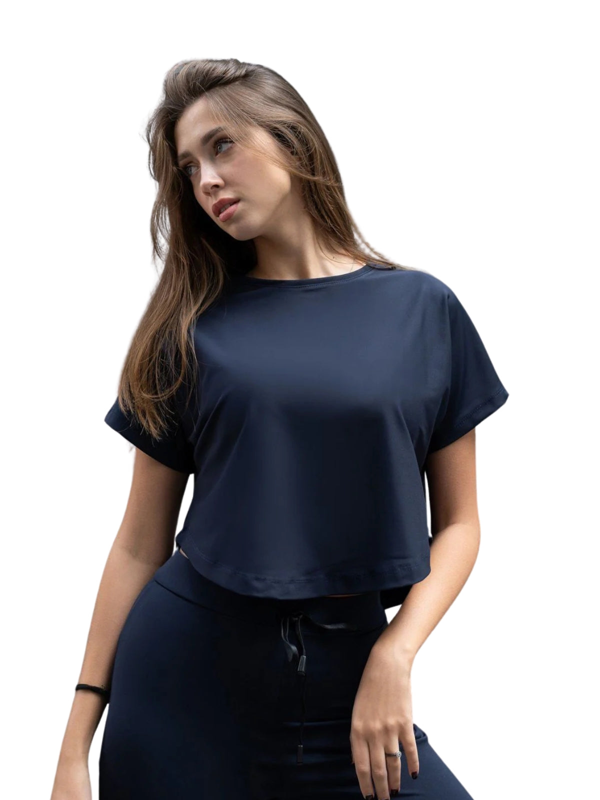 Eine Frau im Yoga-T-Shirt Lismina 048 Navy Blau demonstriert Bewegungsfreiheit vor weißem Hintergrund.