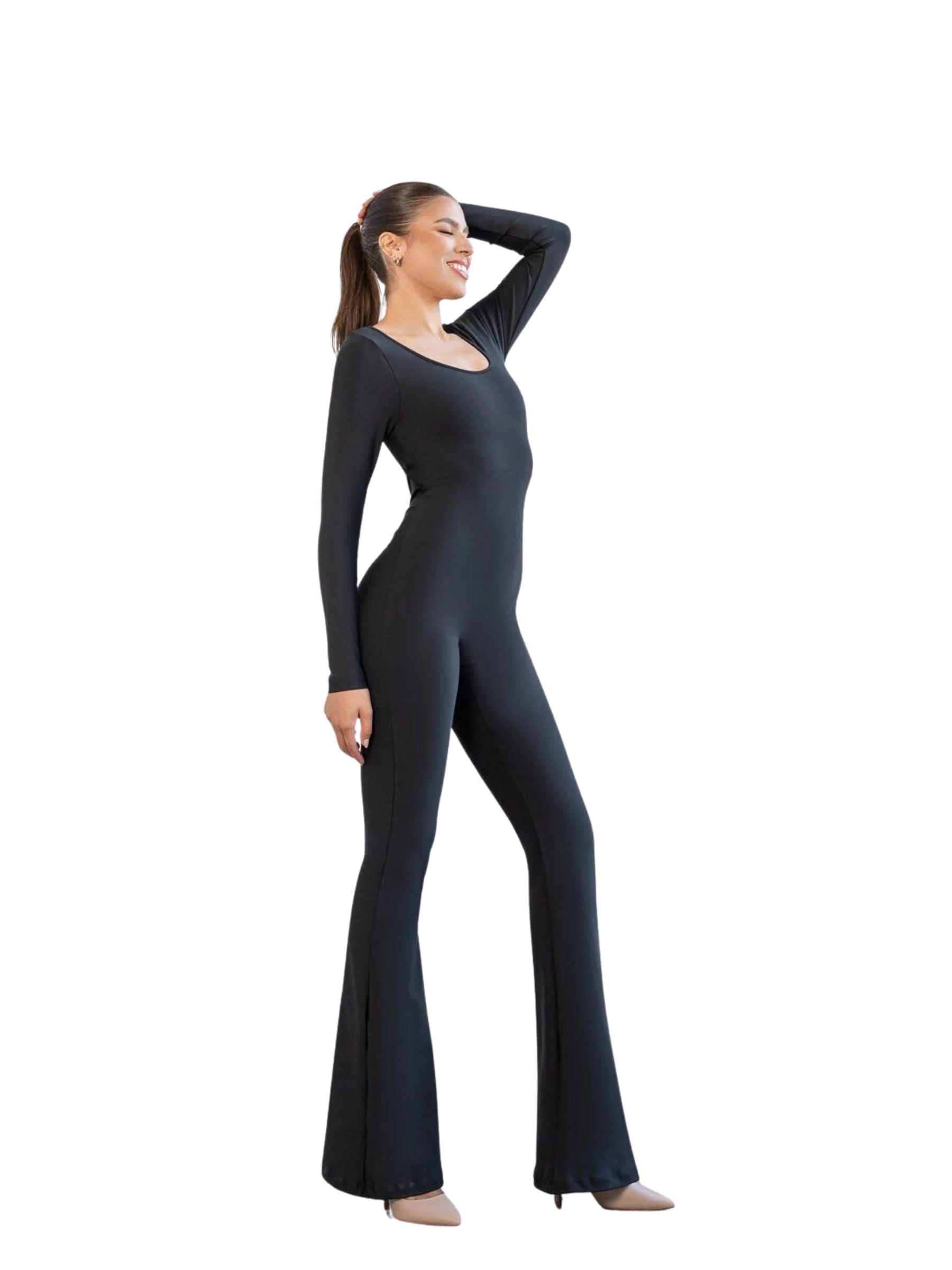 Frau in Lismina 3100 Spanish Scrunch Butt Jumpsuit in Schwarz, lächelnd, eine Hand auf dem Kopf.