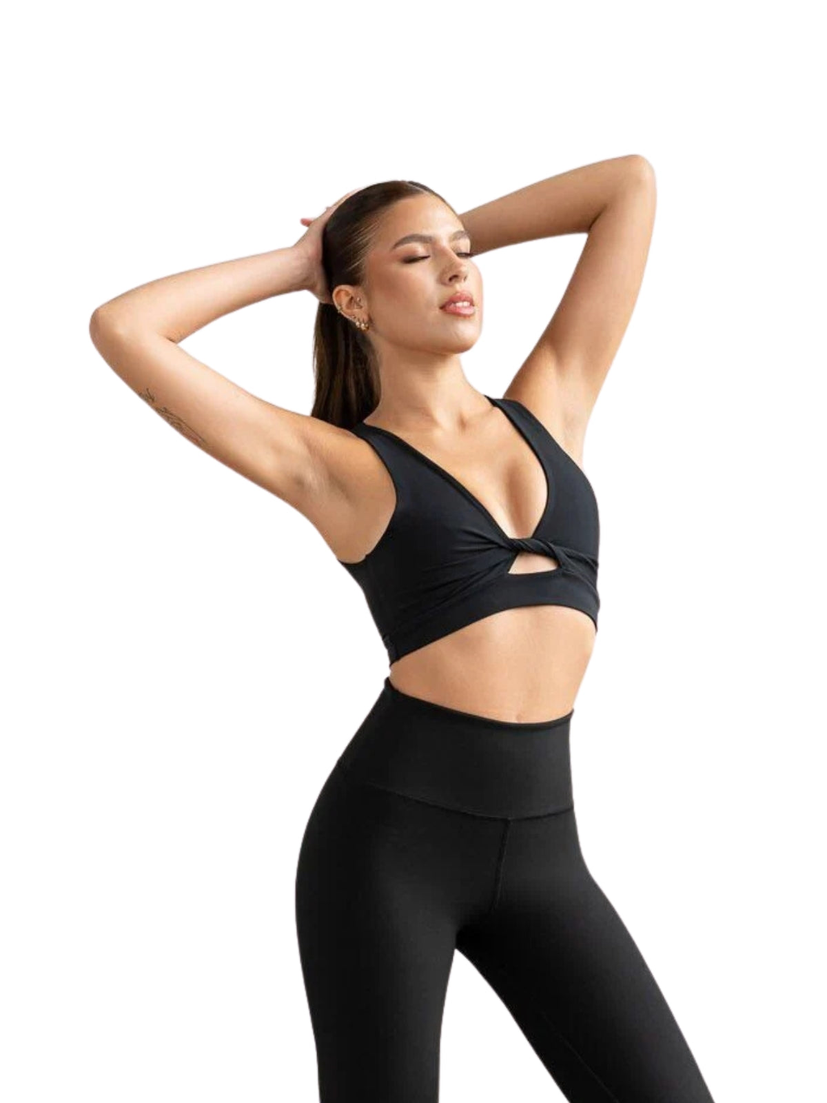Model trägt Lismina 501 Sport Bra in Schwarz mit erhobenen Armen, Augen geschlossen, auf weißem Hintergrund.
