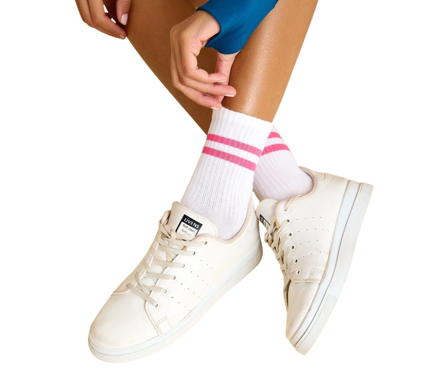 Person trägt Lismina 455-5 Socken in Weiß mit pinken Streifen und weißen Sneakern auf weißem Hintergrund.
