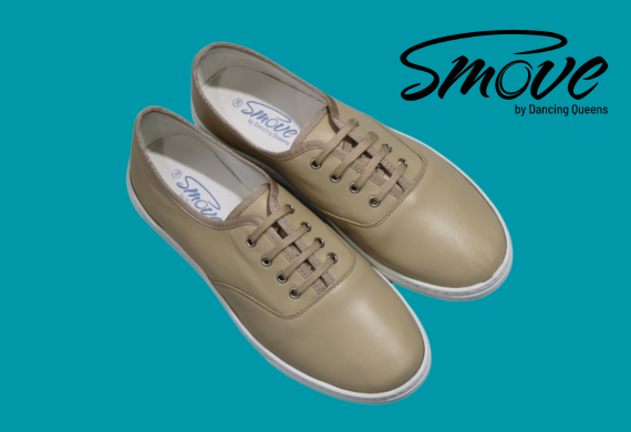 Taupefarbene Schnürschuhe auf blaugrünem Hintergrund mit dem Logo „Smove by Dancing Queens“ oben.