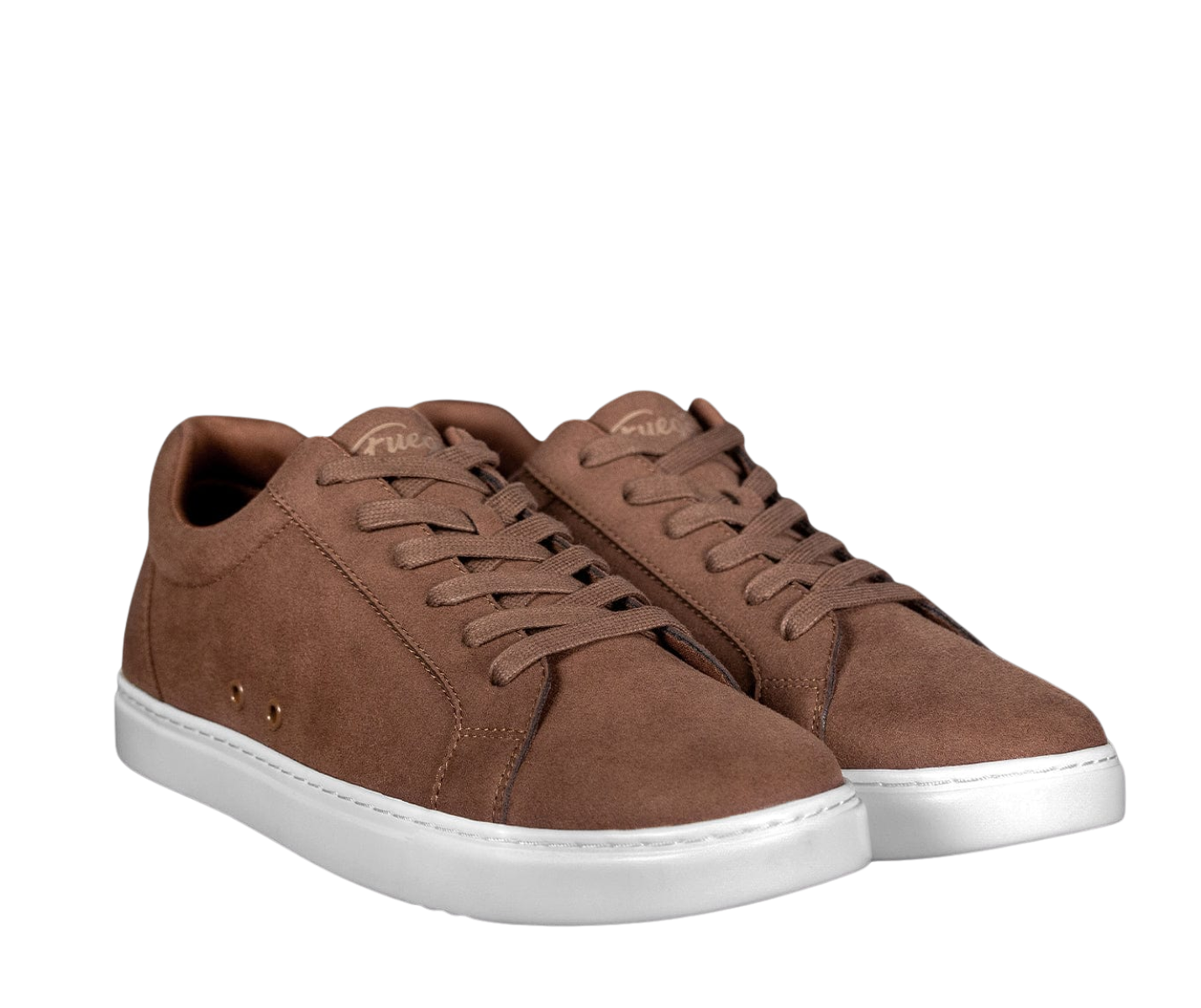 Fuego Low-Top Dance Sneakers in Mocha von Fuego Dance Shoes, mit weißen Sohlen, Seite an Seite auf weiß.