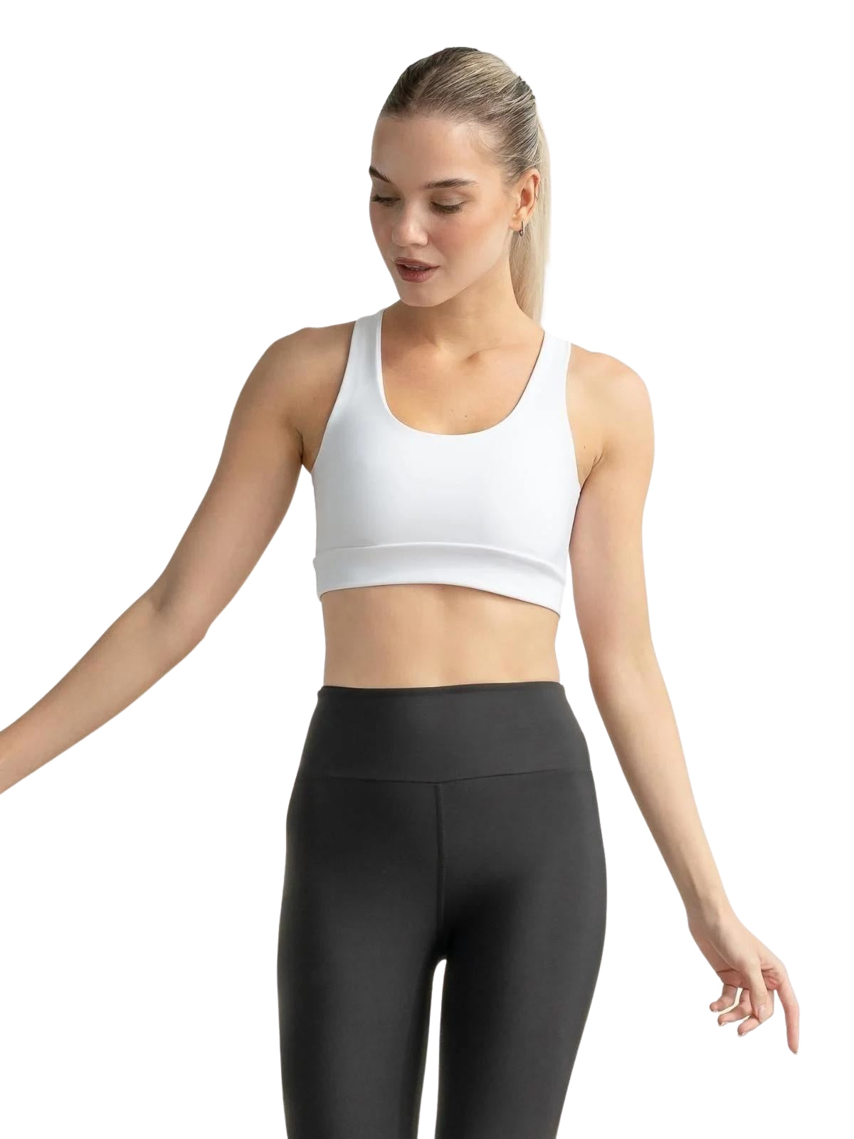 Person im 397 Bron Sport Bra von Lismina in Weiß und schwarzen Leggings vor schlichtem Hintergrund.
