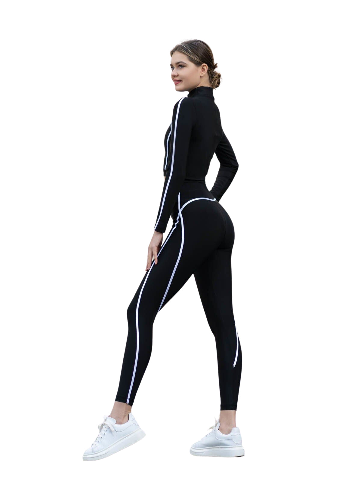 Person in Lisminas schwarz-weiß gestreifter Sportbekleidung, 352 Menton Leggings in Schwarz und weißen Turnschuhen vor einem schlichten Hintergrund.