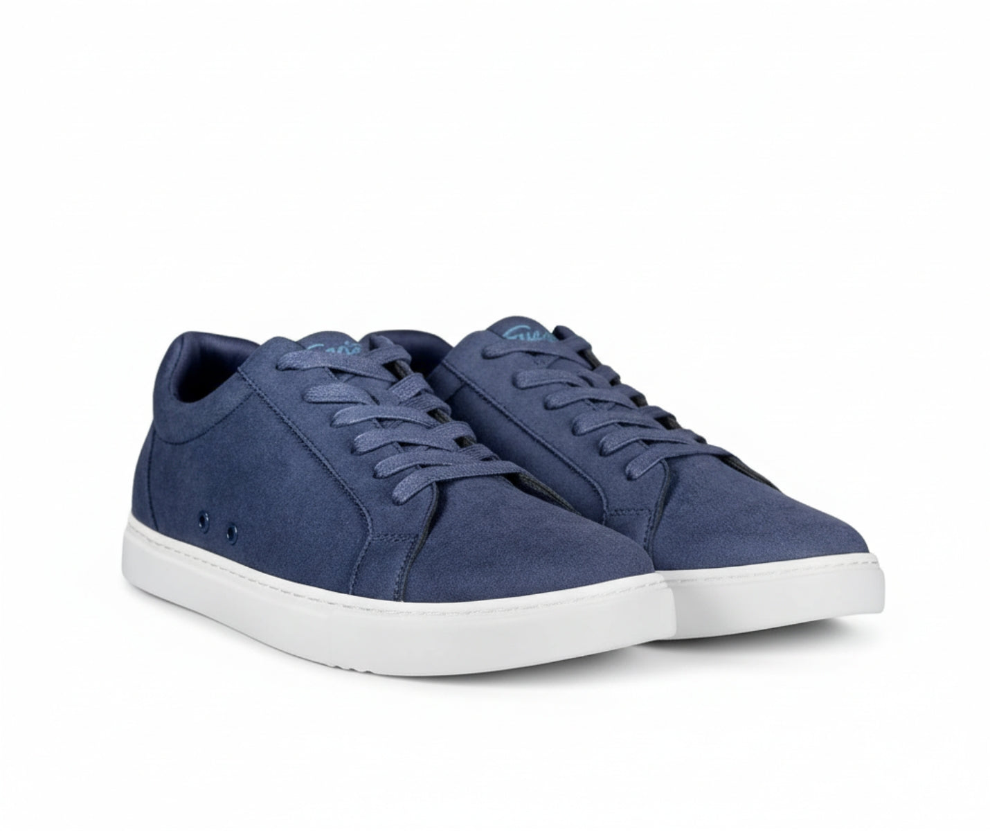 Fuego Low-Top Dance Sneakers in Navy Blau von Fuego Dance Shoes mit weißen Sohlen auf weißem Hintergrund.