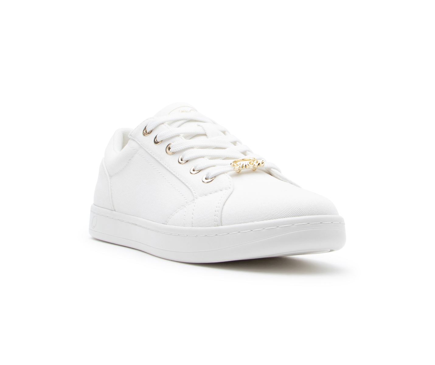 Dancing Queens SMOVE Breeze weißer Canvas-Sneaker für Damen mit goldenen Ösen und einem goldenen Kettenakzent vorne.