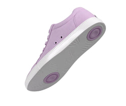 Die Fuego Low-Top-Tanz-Sneakers in Lavendel von Fuego Dance Shoes haben eine weiße Sohle mit runden Noppen.
