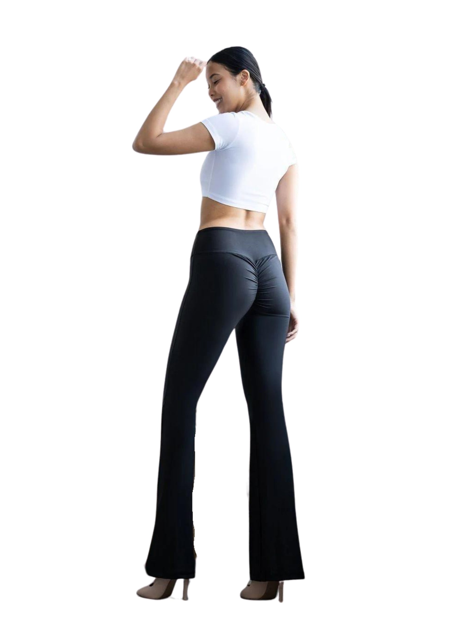 Frau in weißem bauchfreiem Top und Lisminas 438 Scrunch Butt Leggings in Schwarz, posiert vor weißem Hintergrund.