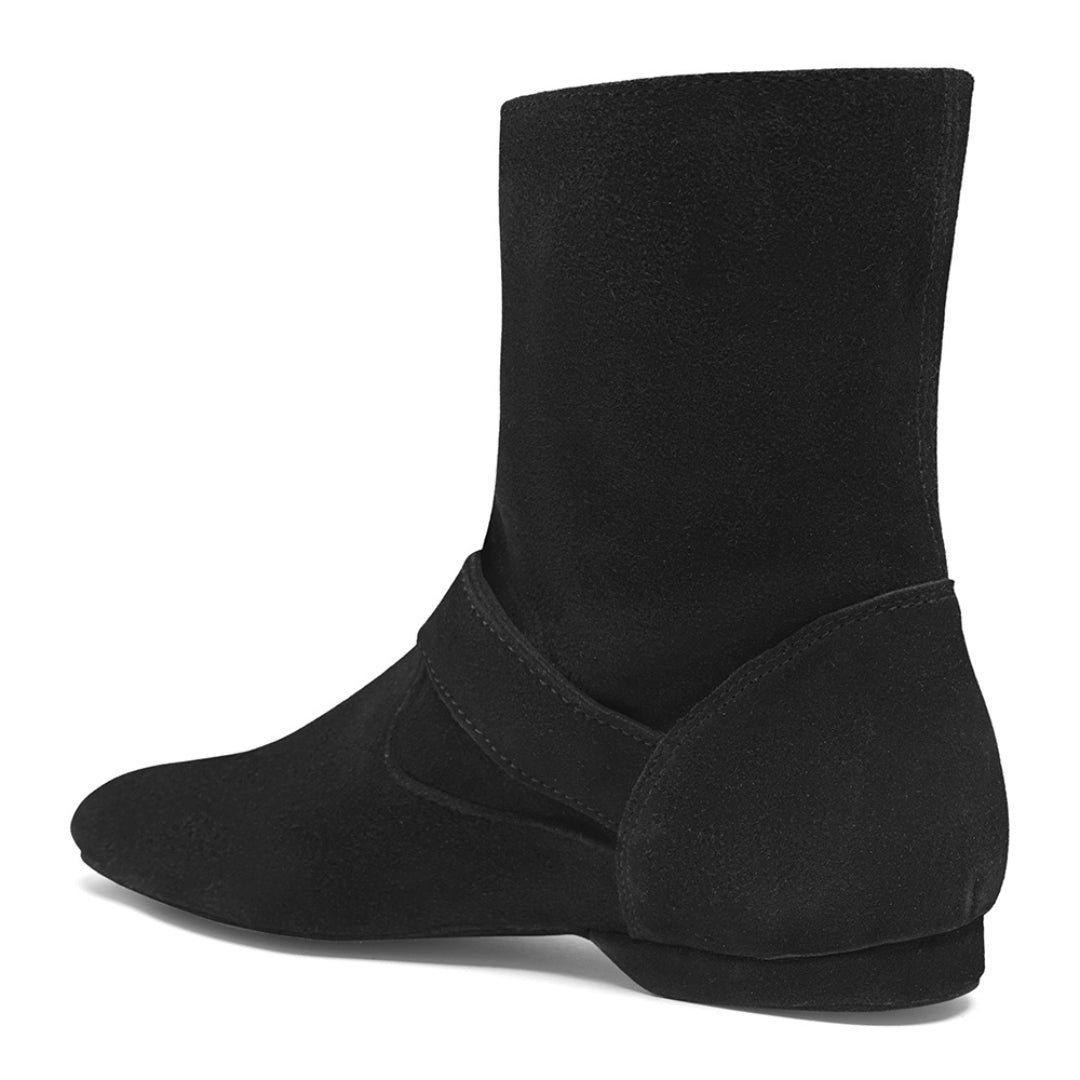 Der schwarze Wildlederstiefelette 8855 von Rumpf verfügt über einen flachen Absatz, einen seitlichen Riemen und eine bequeme Wildledersohle.