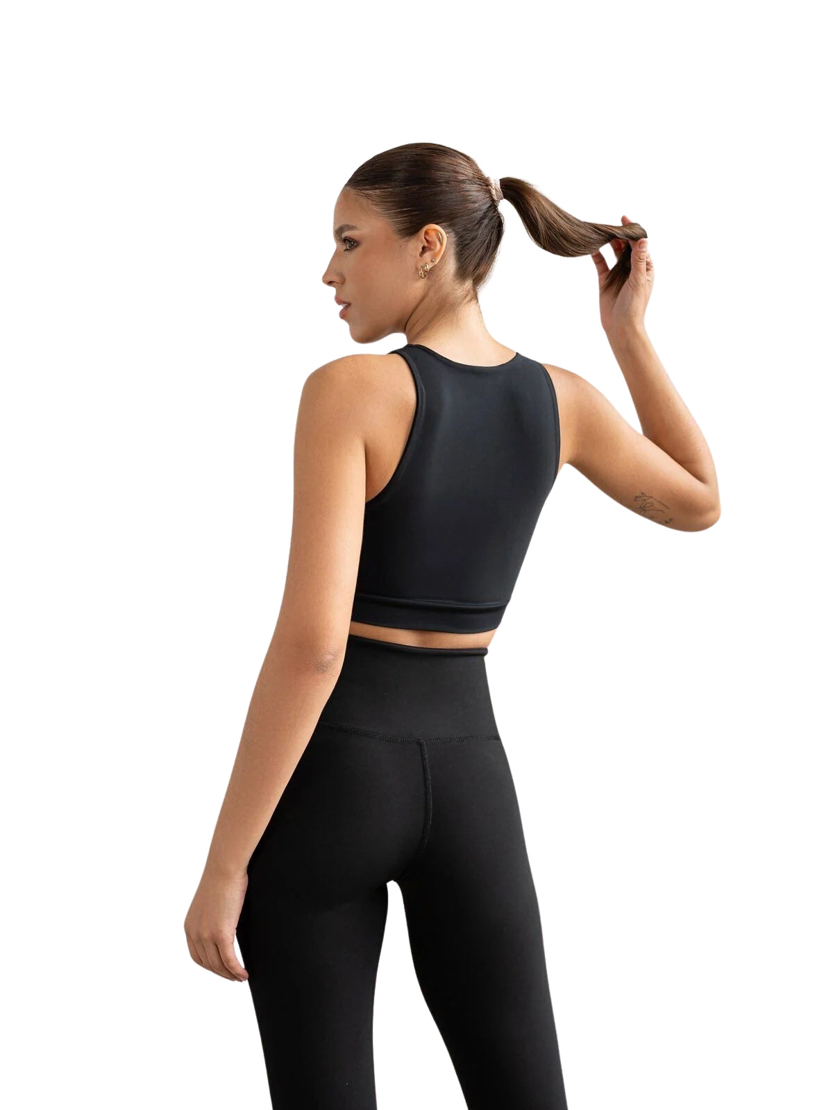 Model in Lismina 501 Sport Bra in Schwarz mit Pferdeschwanz, nach links blickend, vor weißem Hintergrund.