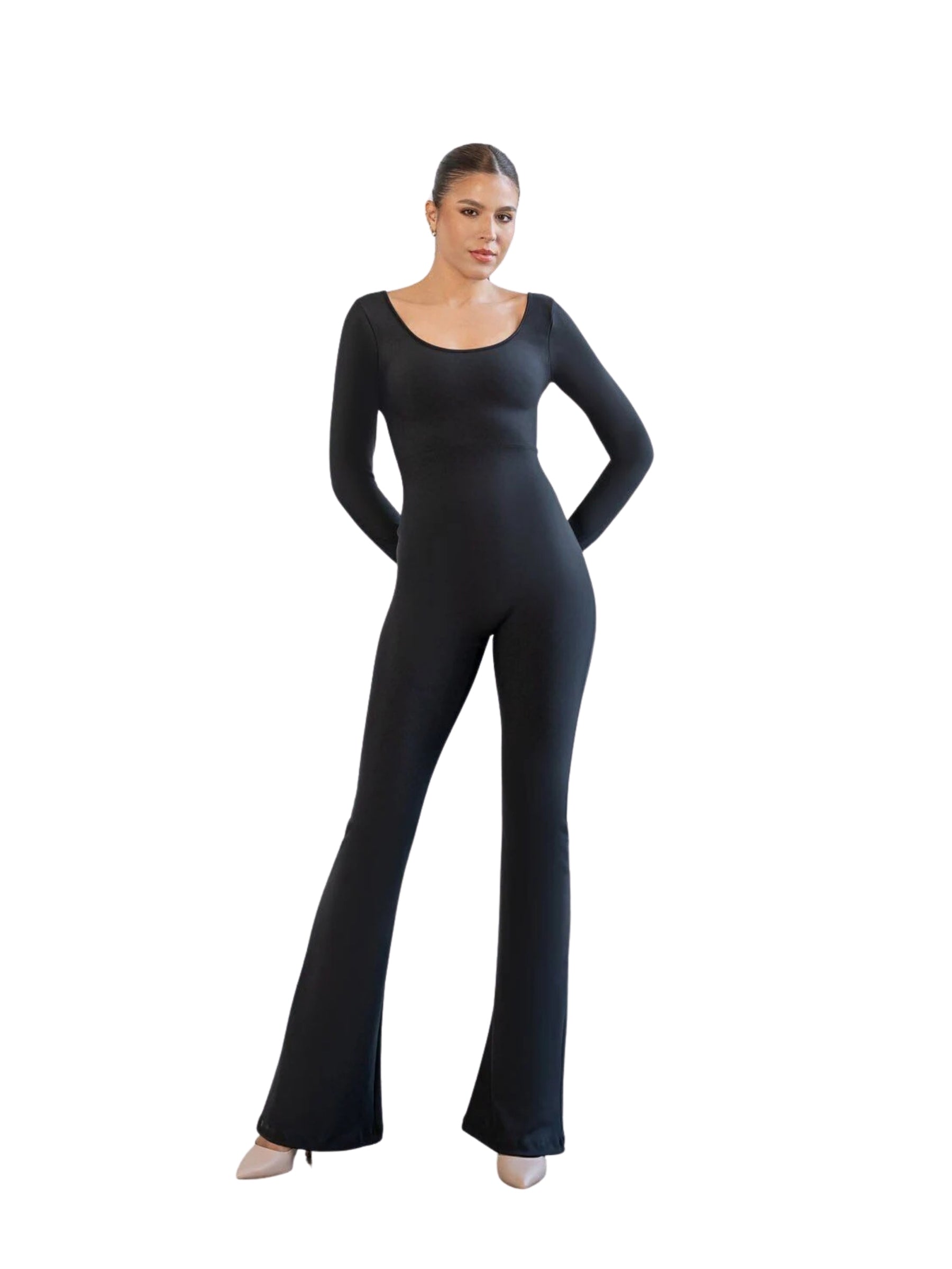 Frau in Lismina 3100 Spanish Scrunch Butt Jumpsuit in Schwarz mit beigen Absätzen, auf weißem Hintergrund.