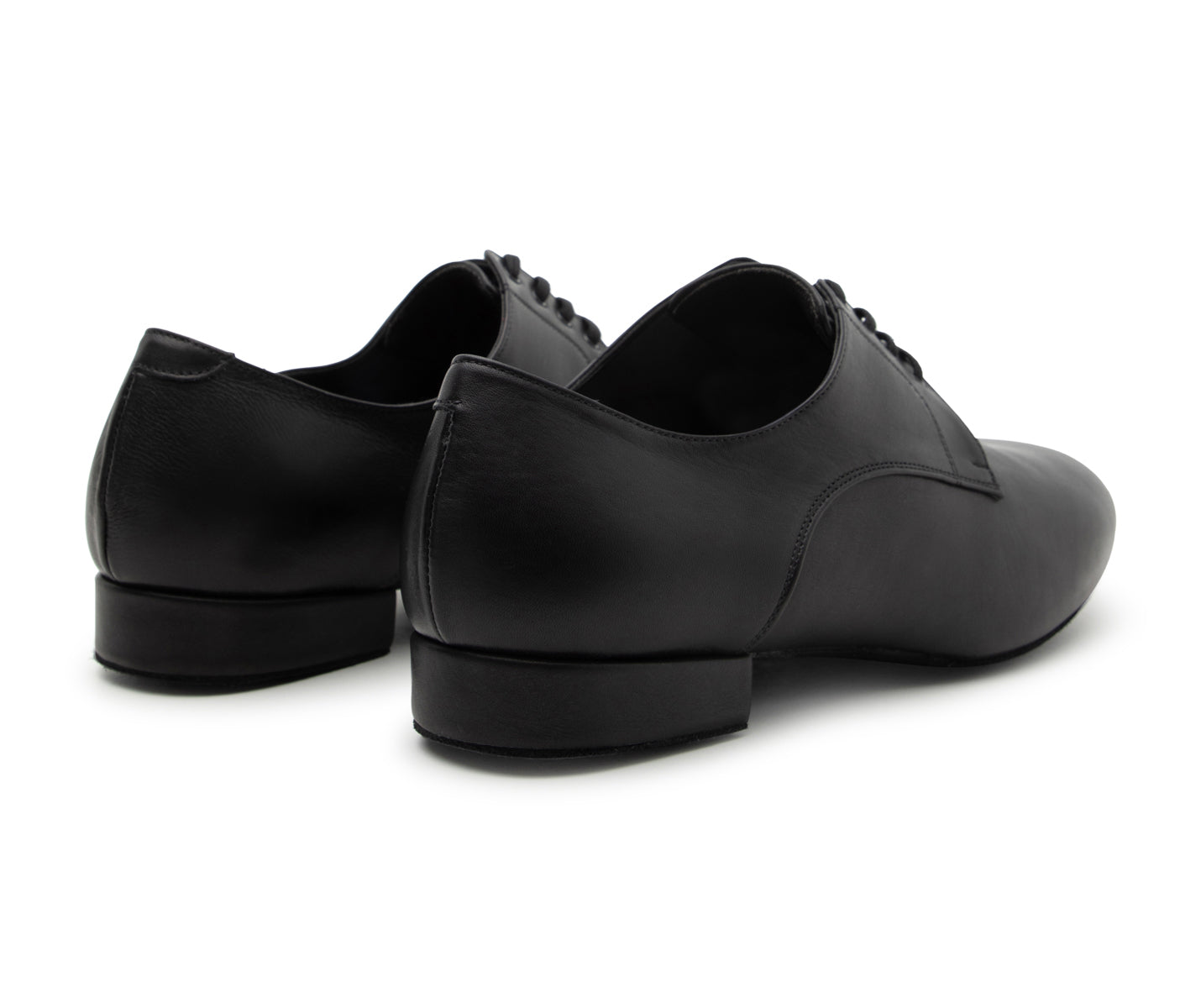 Die 529 Tanzschuhe Leder in Schwarz von Dancing Queens, hinten und seitlich gezeigt, auf weißem Hintergrund.