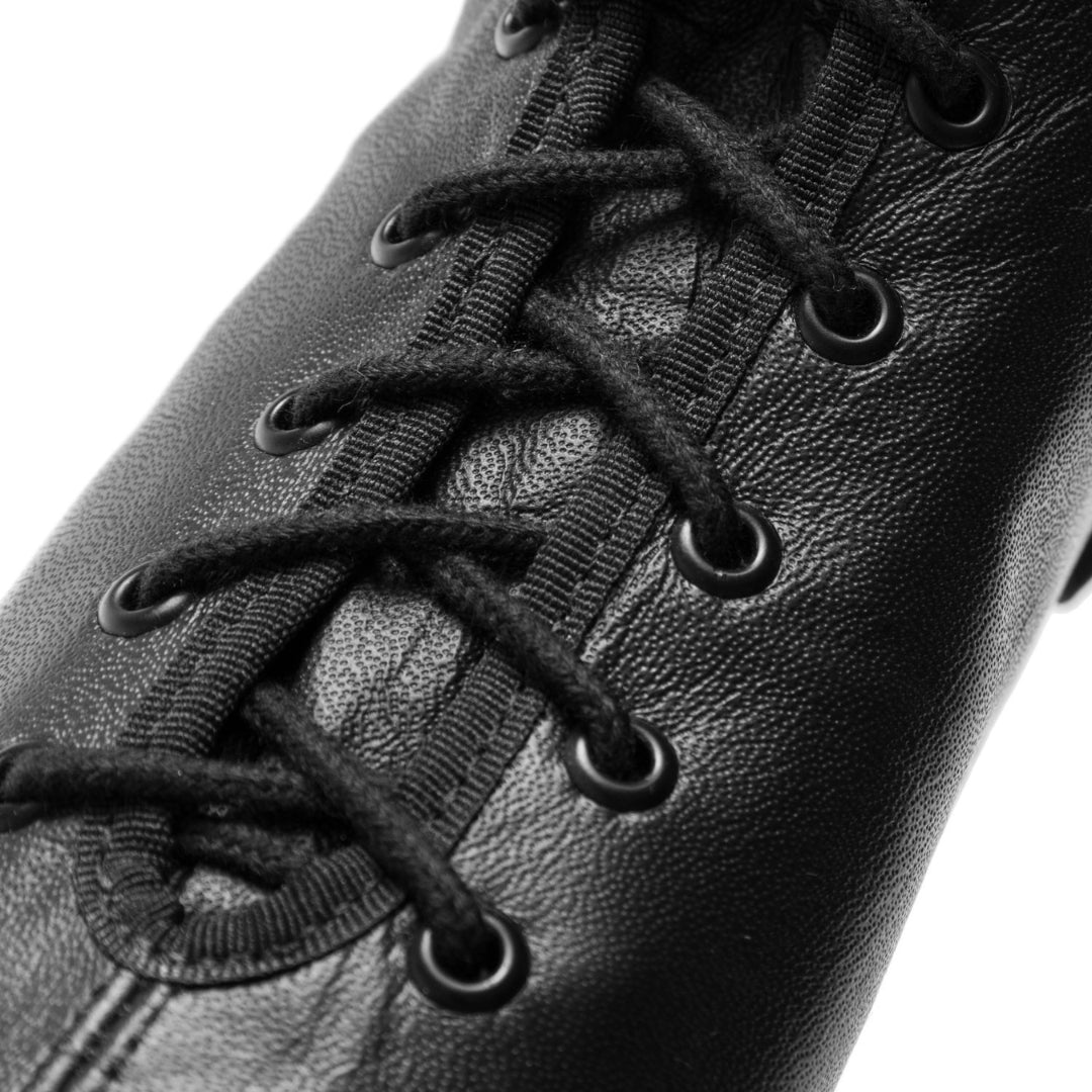 Nahaufnahme des 4120 HIT I Gardestiefels in Schwarz von Rumpf mit schwarzen Schnürsenkeln durch Metallösen.