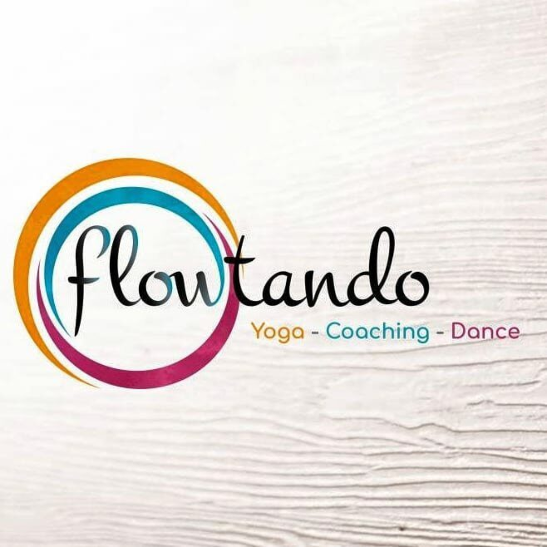 Das Logo der Tanzkurse Flowtando auf einem strukturierten weißen Hintergrund zeigt orange, blaue und rosa Ringe, die die Yoga-Harmonie darstellen.