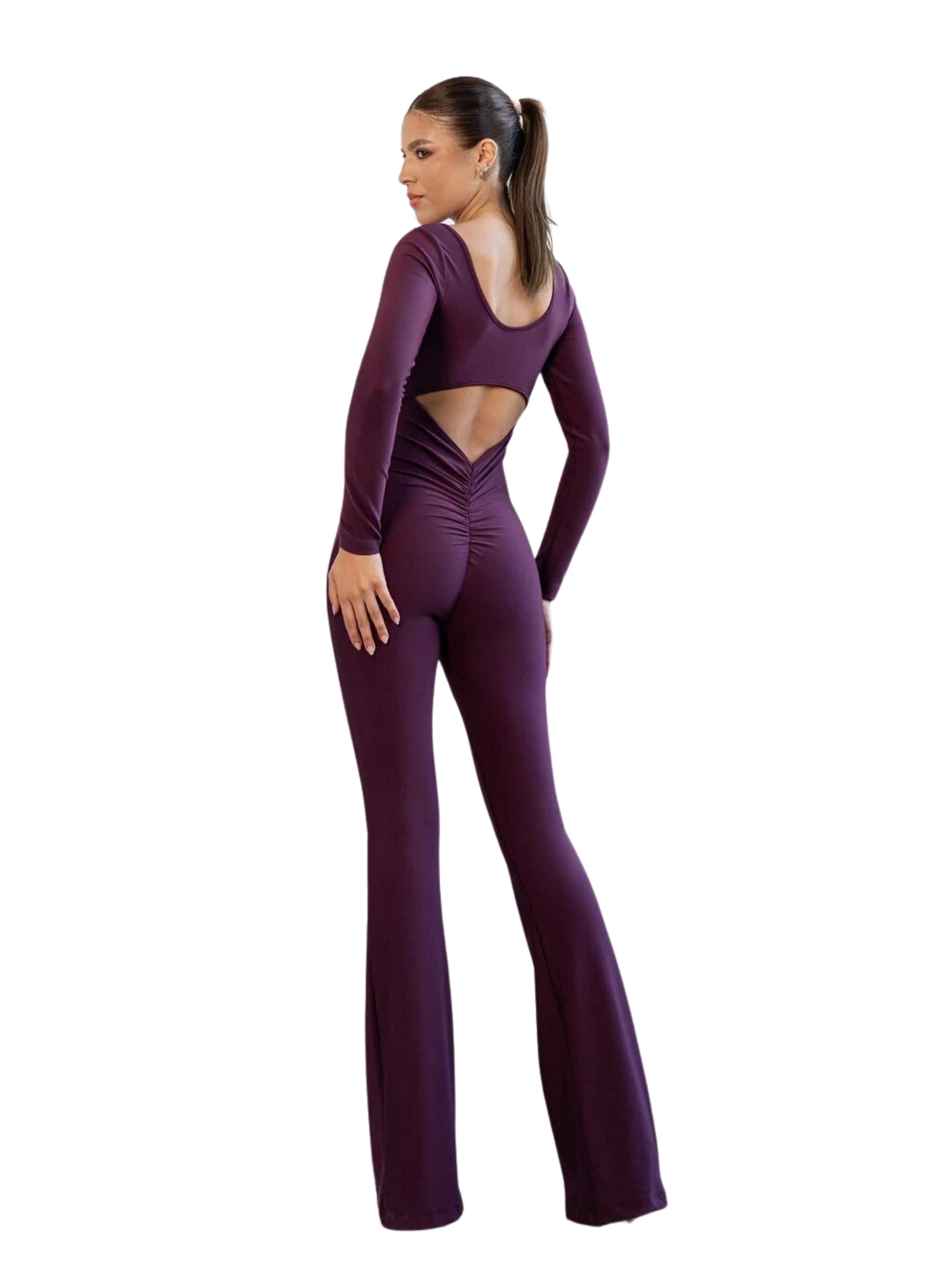 Frau in Lismina 3102 Spanish Scrunch Butt Jumpsuit in Violett mit ausgestellter Hose, von der Seite betrachtet.