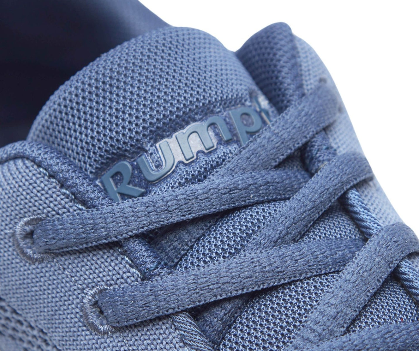 Nahaufnahme des 1567 Zuma Tanzsneakers in Blau von Rumpf; mit Schnürsenkeln, Hightech-Mesh und einem Logo auf der Zunge.