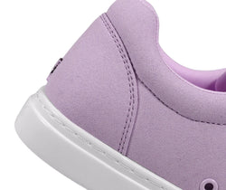 Nahaufnahme der Ferse und der Seite der Fuego Low-Top Dance Sneakers in Lavendel von Fuego Dance Shoes mit weißer Sohle.