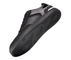 Fuego-Tanzschuhe Fuego Low-Top-Tanz-Sneakers x Derek Hough, schwarz mit strukturierter Sohle, von unten betrachtet.