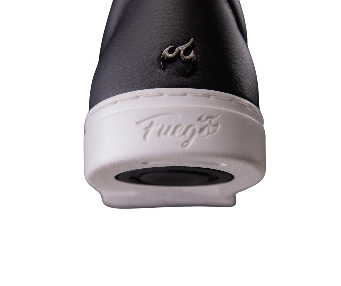 Nahaufnahme der Fuego Low-Top Dance Sneakers in Schwarz/Weiss mit Flammenlogo und „Fuego“ auf der weißen Sohle.