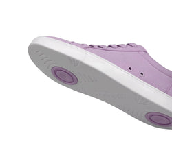 Eine Nahaufnahme der Fuego Low-Top-Tanz-Sneakers in Lavendel zeigt eine weiße Sohle mit violetten kreisförmigen Akzenten.