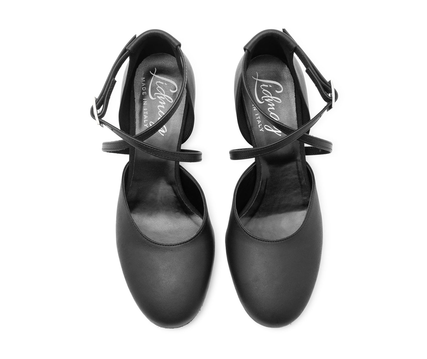 Poise Still Tanzschuhe in Schwarz Leder von Dancing Queens mit Knöchelriemen, auf weißem Hintergrund.