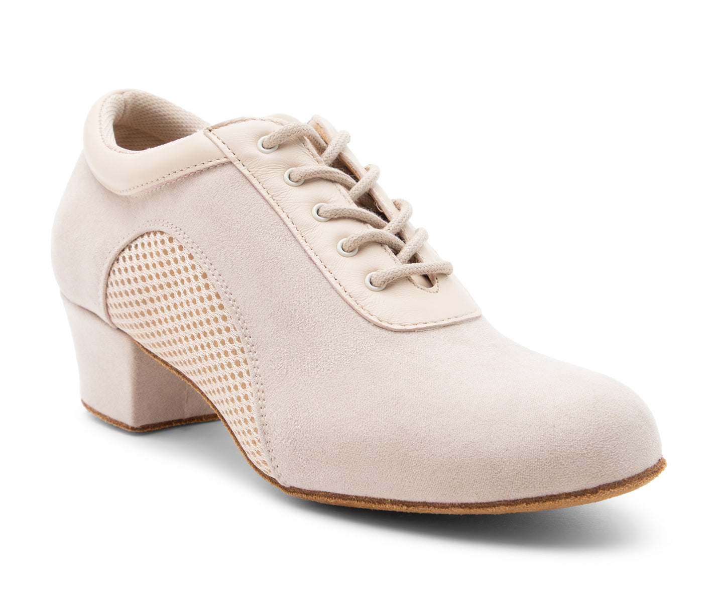 Balance Trainer-Tanzschuhe in Beige Wildleder von Dancing Queens, niedriger Absatz, seitlicher Netzeinsatz, auf weißem Grund.