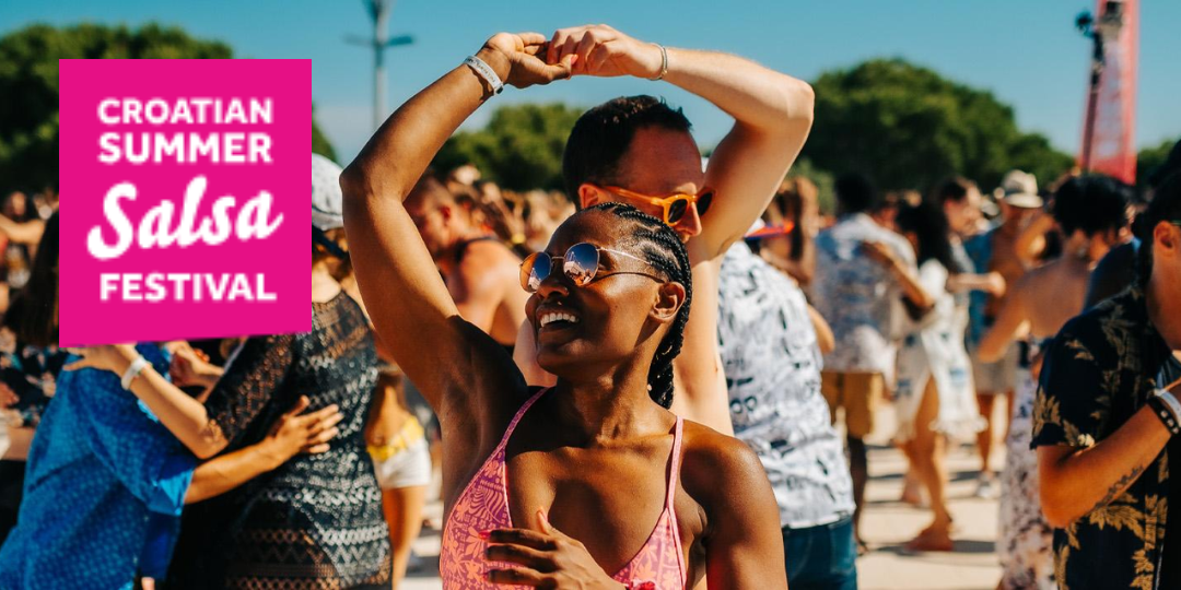 Menschen tanzen im Freien auf einem sonnigen Festival; links das Logo des Croatian Summer Salsa Festival.