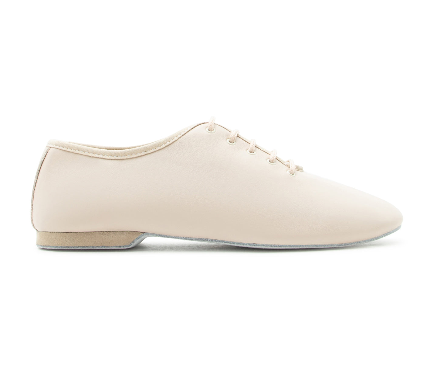 Flow Tanzschuhe in Beige von Dancing Queens, flach mit Wildledersohle und flexiblem Absatz, seitlich gezeigt.
