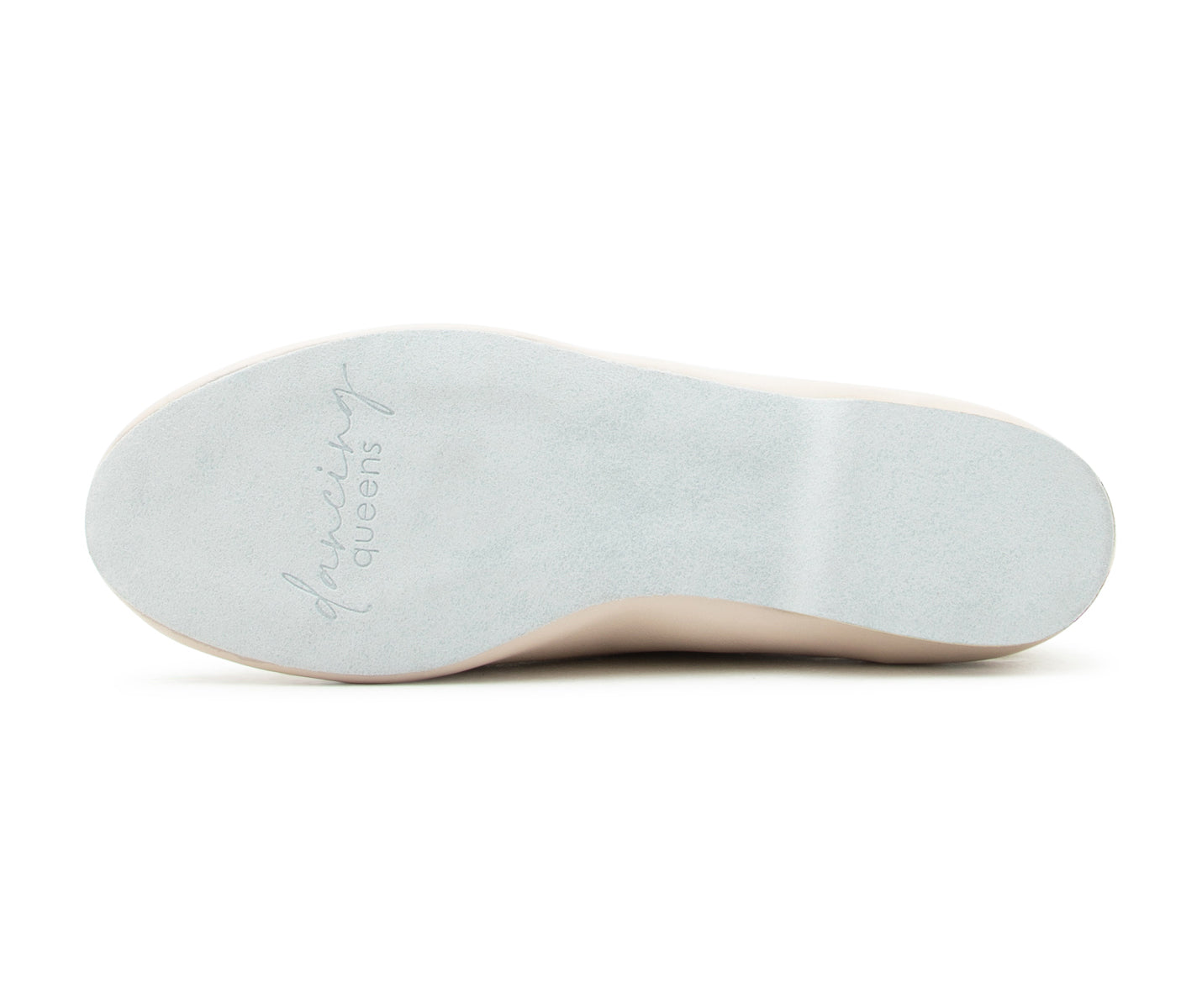 Die Sohle eines Flow Tanzschuhs in Beige von Dancing Queens mit dem Markennamen in kursiver Schrift.