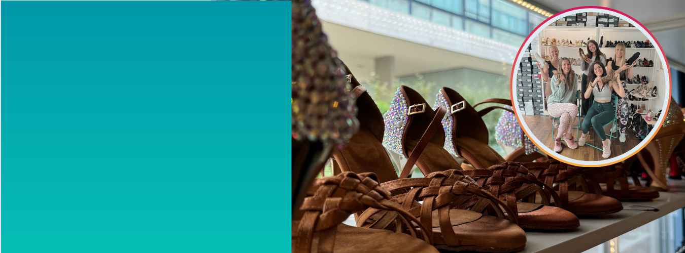 Reihe brauner Schuhe mit hohem Absatz und kreisförmigem Einsatz, der fünf Frauen zeigt, die in einem Schuhgeschäft posieren.