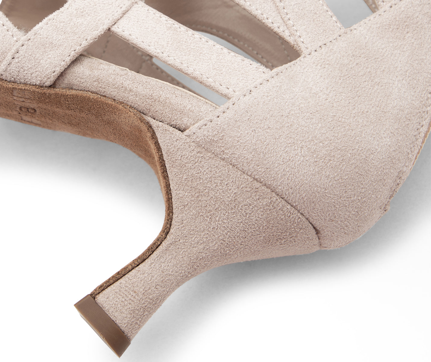 Nahaufnahme der Magnet Core Tanzschuhe in Beige Wildleder von Dancing Queens mit Cut-Out-Design und mittlerem Absatz.