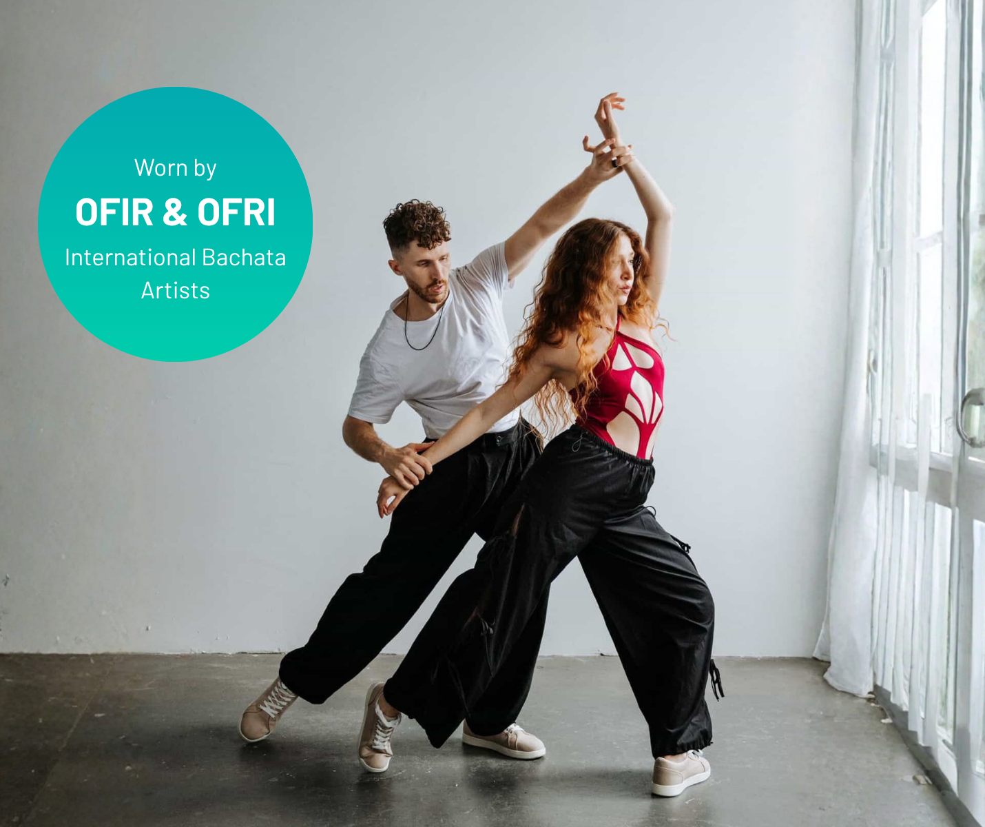 Zwei Personen tanzen Bachata in den SMOVE Dance Sneakern in Beige von Dancing Queens; Text: internationale Bachata-Künstler.