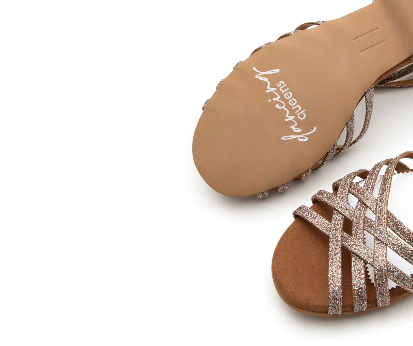 Nahaufnahme der glitzernden DQ02 flache Tanzschuhe von Dancing Queens, man sieht die Sohle mit dem Markennamen.