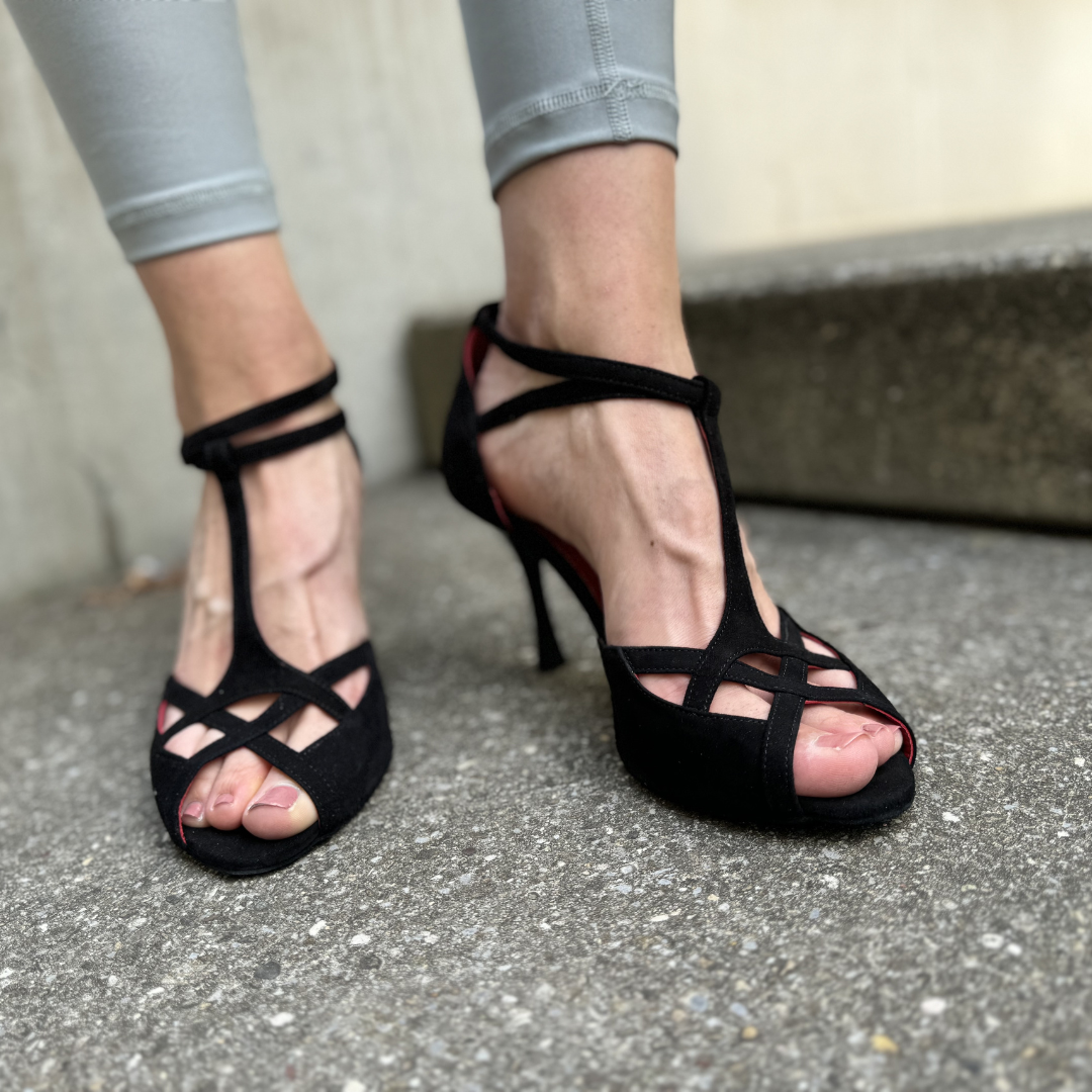 Frau in grauen Leggings trägt schwarz/rote Tanzschuhe aus Nobuck-Leder von Portdance PD505 auf einer Betonoberfläche.