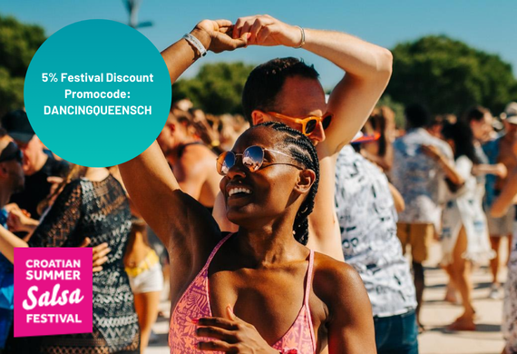 Menschen tanzen im Freien beim kroatischen Sommer-Salsa-Festival. Rabatt-Promo-Code in einem blauen Kreis.