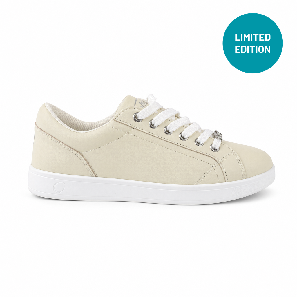 SMOVE Accent Dance Sneaker Cream für Damen von Dancing Queens, atmungsaktiv, türkisfarbenes Logo, weiße Schnürsenkel.